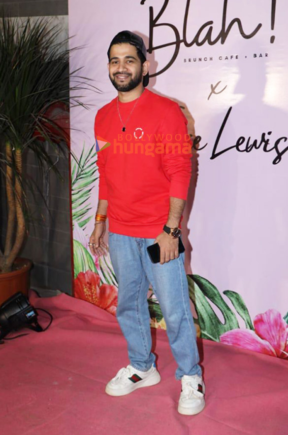 photos sonali bendre maniesh paul and others snapped at terence lewiss house for christmas party 6