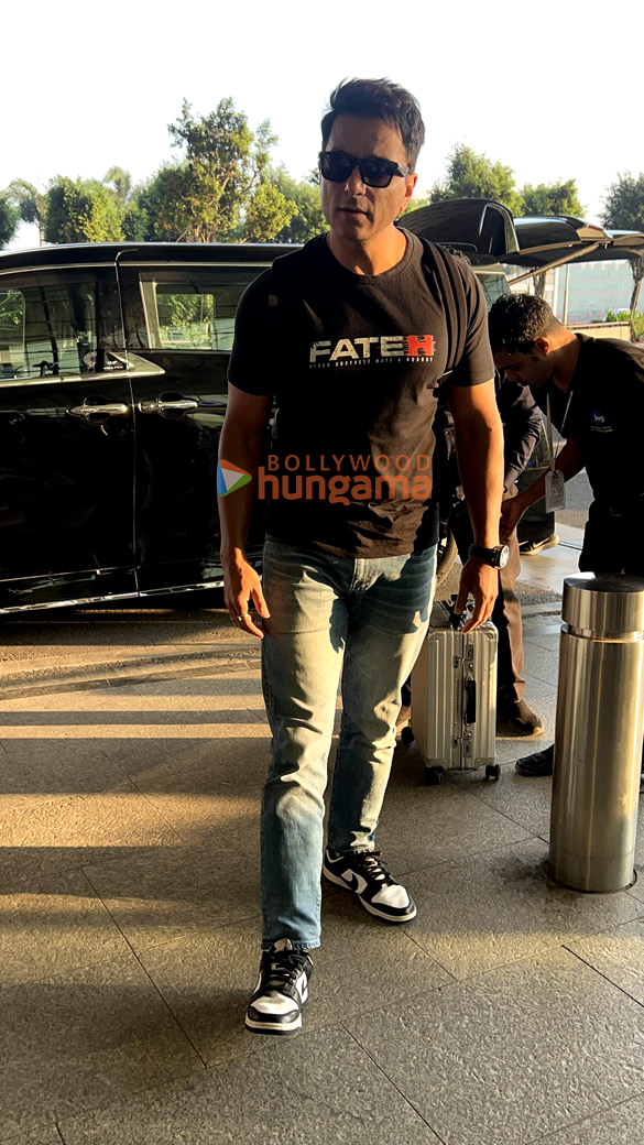 photos sonu sood and arjun bijlani snapped at the airport 2