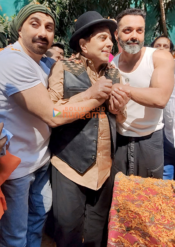 photos sunny deol and bobby deol celebrate father dharmendras 89th birthday at his residence 2