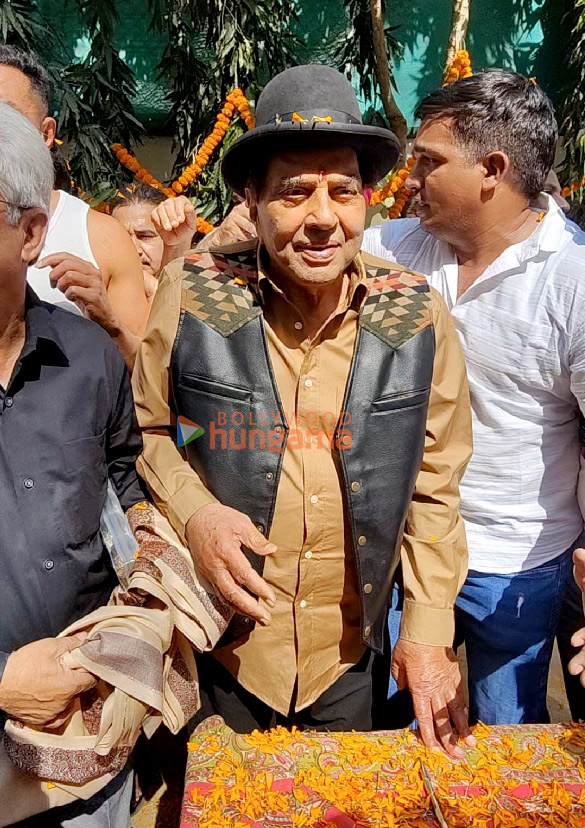photos sunny deol and bobby deol celebrate father dharmendras 89th birthday at his residence 3