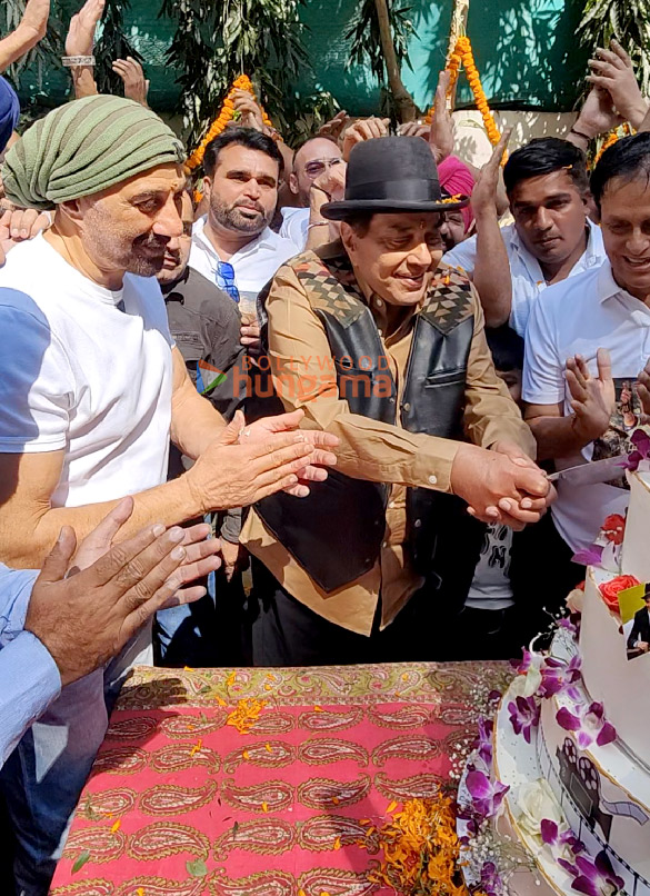 photos sunny deol and bobby deol celebrate father dharmendras 89th birthday at his residence 4