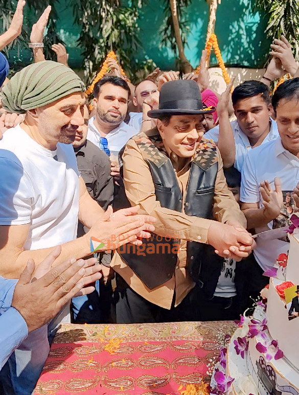 photos sunny deol and bobby deol celebrate father dharmendras 89th birthday at his residence 6