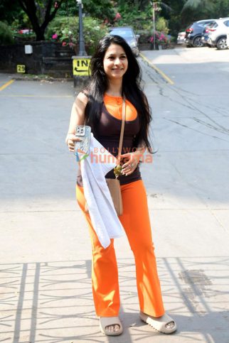 Photos: Tanishaa Mukerji snapped outside a yoga class in Khar