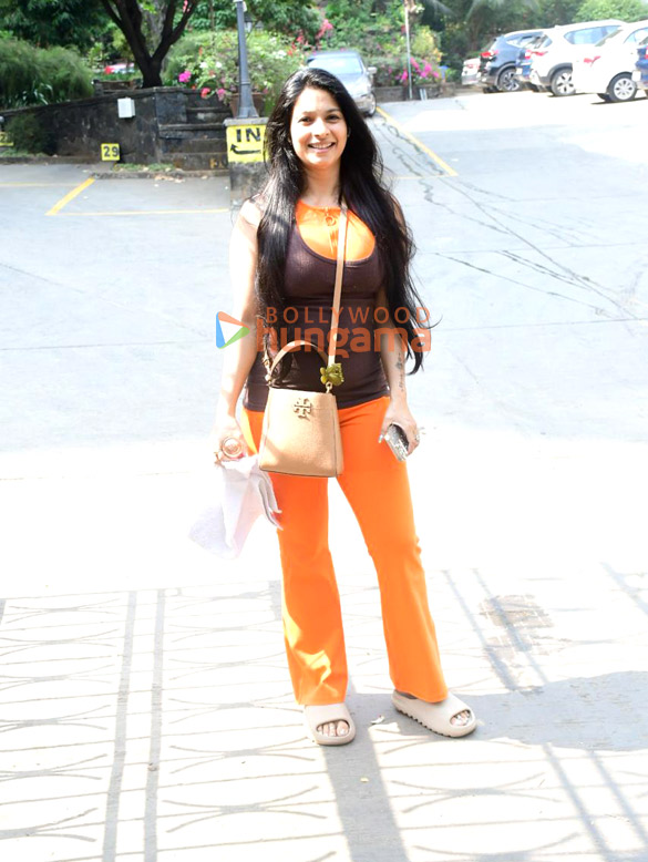 photos tanishaa mukerji snapped outside a yoga class in khar 4 2