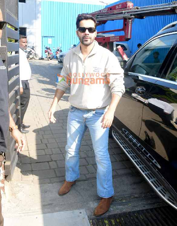 photos varun dhawan snapped at kalina airport 4