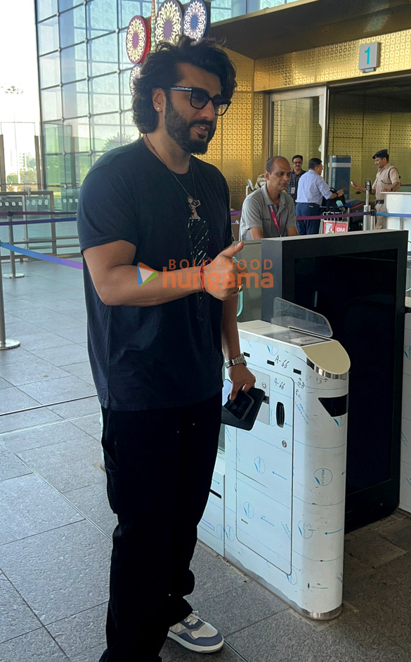 photos vicky kaushal katrina kaif kartik aaryan and others snapped at the airport 4 3