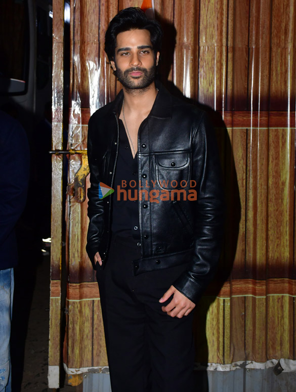 photos aaman devgan rasha thadani abhishek kapoor and raveena tandon snapped promoting azaad on the sets of bigg boss 18 4