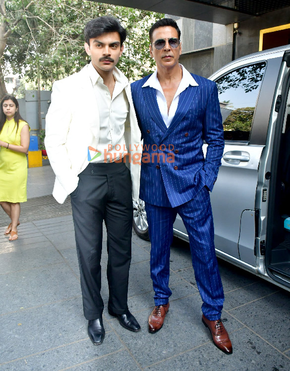 photos akshay kumar and veer pahariya snapped during sky force promotions 4