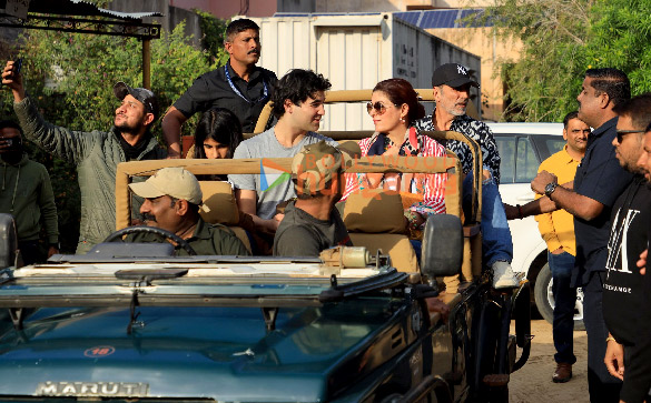photos akshay kumar and family snapped while on safari at jhalana 3