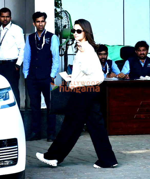 photos alia bhatt snapped at kalina airport 3 3