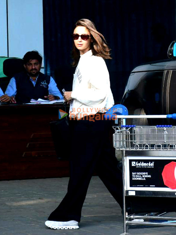 photos alia bhatt snapped at kalina airport 4 3