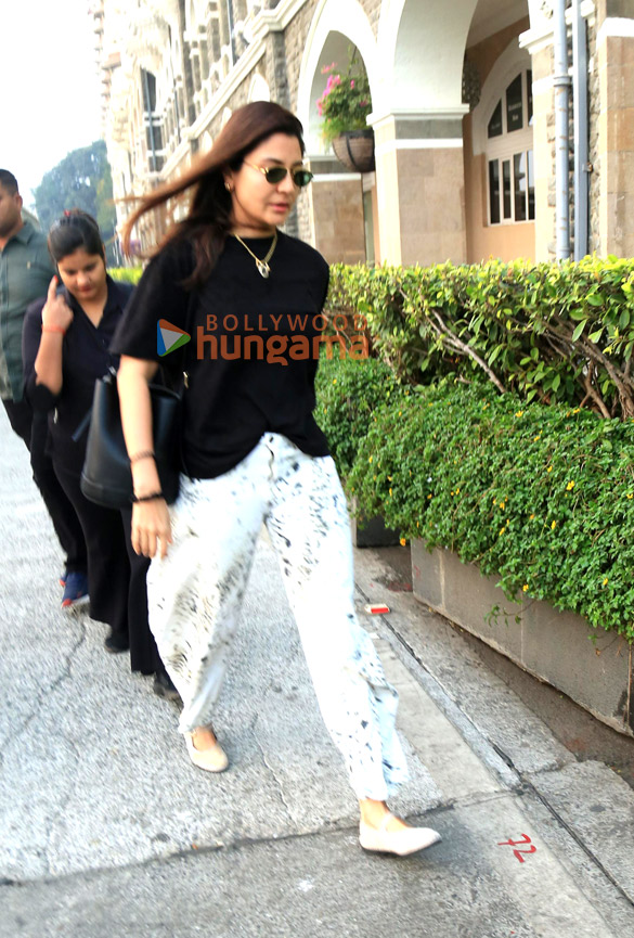 photos anushka sharma snapped at gateway of india jetty 3