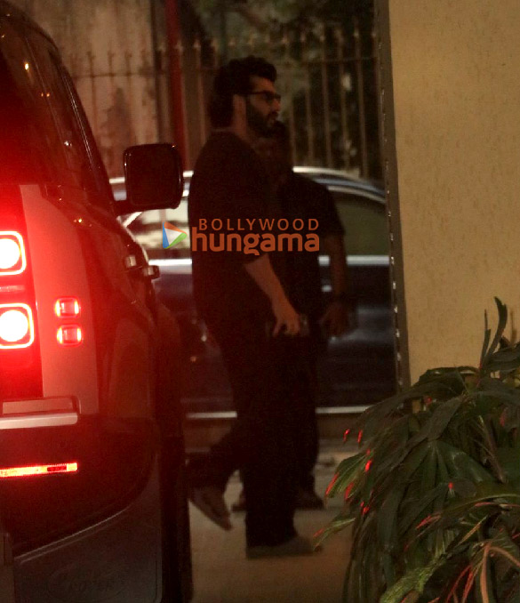 photos arjun kapoor snapped at karisma kapoors house 4