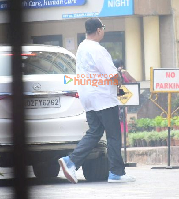 photos kareena kapoor khan kunal kemmu and others arrive to meet saif ali khan at lilavati hospital in bandra mumbai 550 2