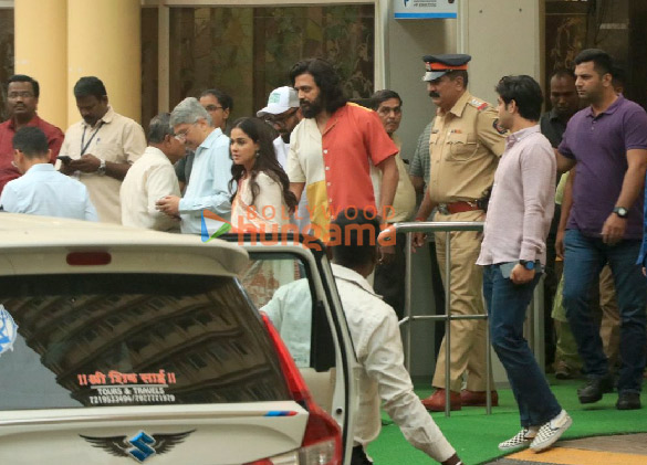 photos kareena kapoor khan kunal kemmu and others arrive to meet saif ali khan at lilavati hospital in bandra mumbai 807 2