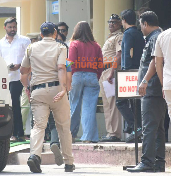 photos kareena kapoor khan sara ali khan and ibrahim ali khan snapped at lilavati hospital 1