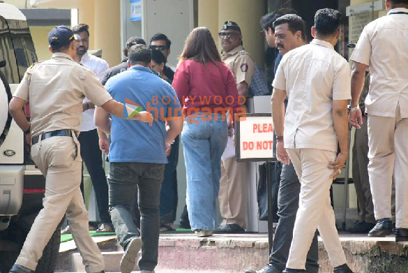 photos kareena kapoor khan sara ali khan and ibrahim ali khan snapped at lilavati hospital 3