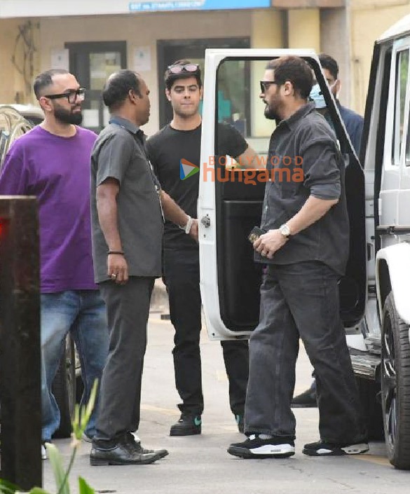 photos kareena kapoor khan sara ali khan and soha ali khan arrive to meet saif ali khan at lilavati hospital in bandra mumbai 2