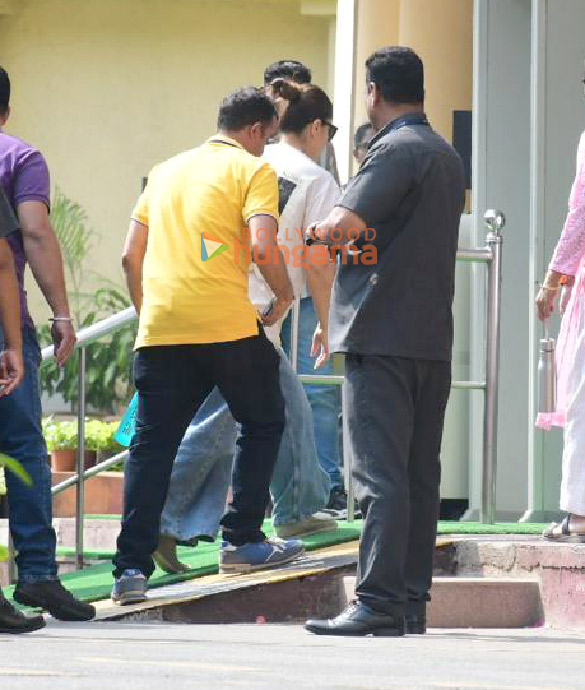 photos kareena kapoor khan and kunal kemmu arrive to meet saif ali khan at lilavati hospital in bandra mumbai 3