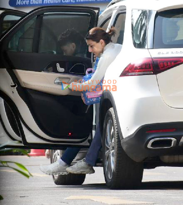photos kareena kapoor khan and soha ali khan arrive to meet saif ali khan at lilavati hospital in bandra mumbai 4