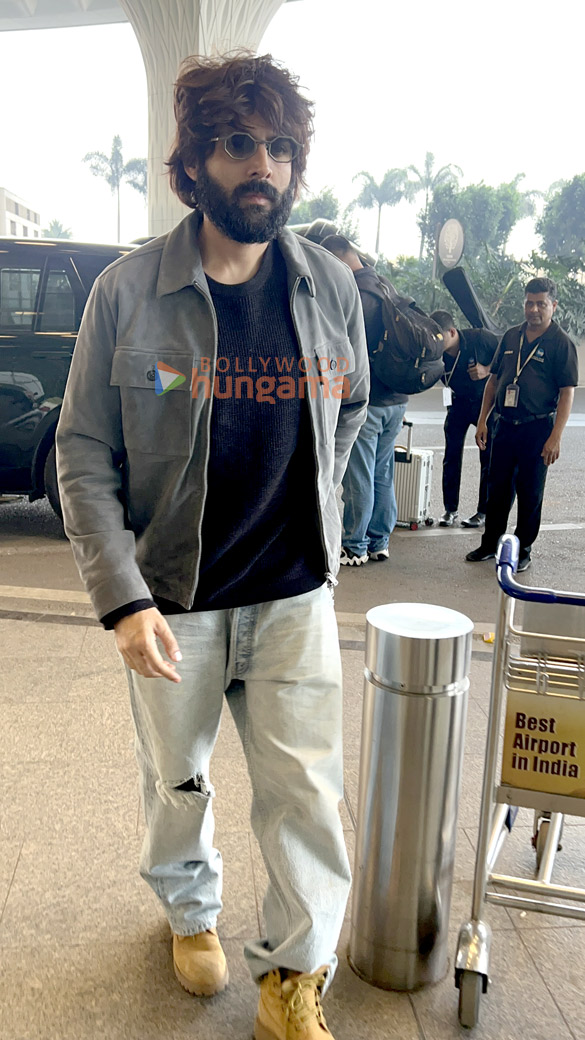Photos: Kartik Aaryan, Suhana Khan and Sonu Nigam snapped at the airport Photos: Kartik Aaryan, Suhana Khan and Sonu Nigam snapped at the airport