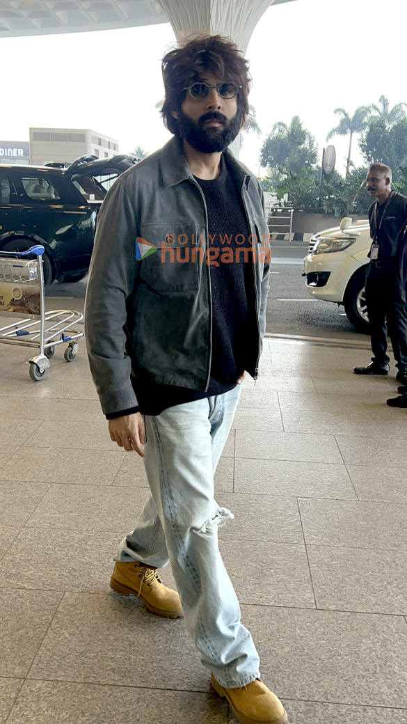 photos kartik aaryan suhana khan and sonu nigam snapped at the airport 4