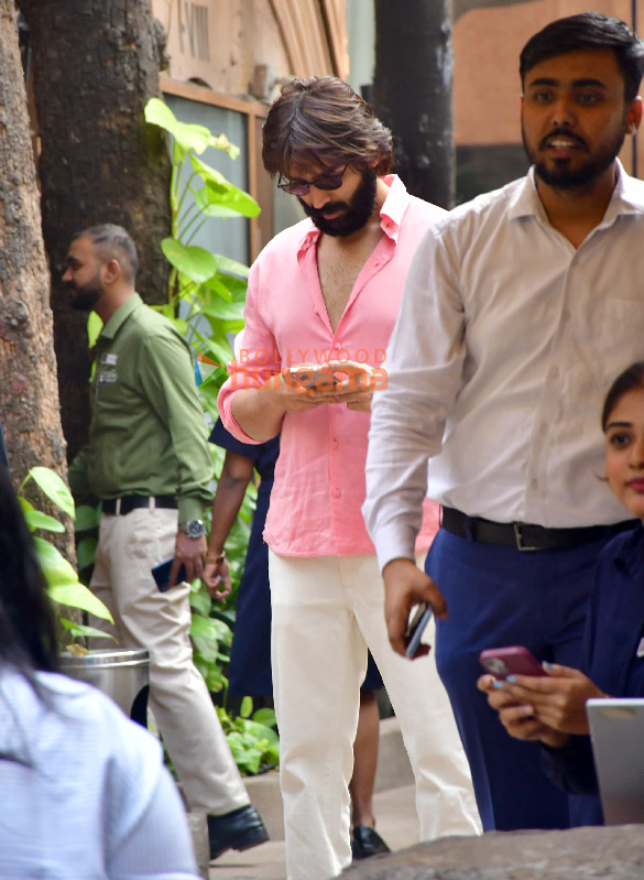 Photos: Kartik Aaryan snapped in Juhu Photos: Kartik Aaryan snapped in Juhu