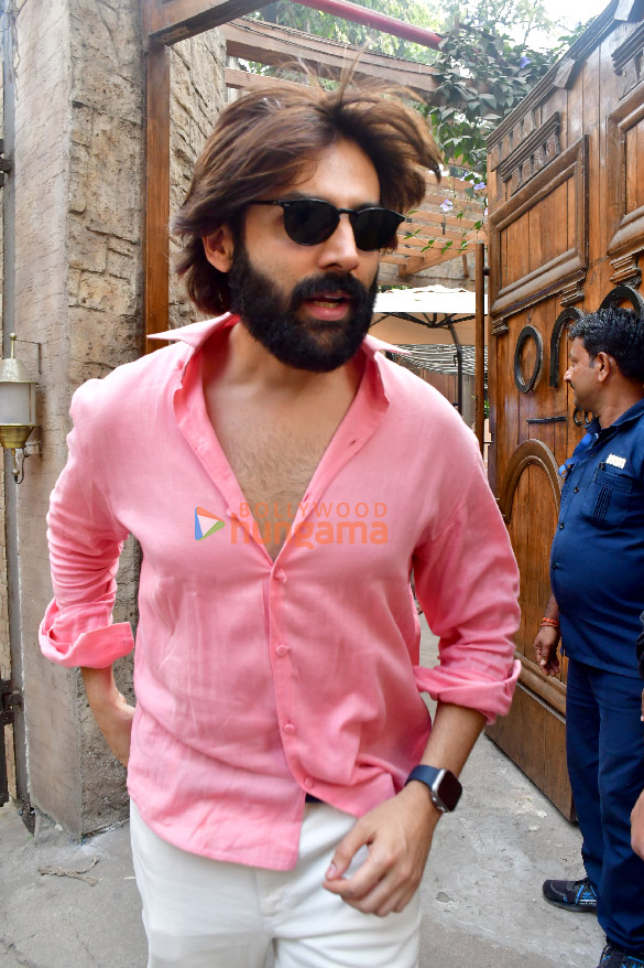 photos kartik aaryan snapped in juhu 2 37