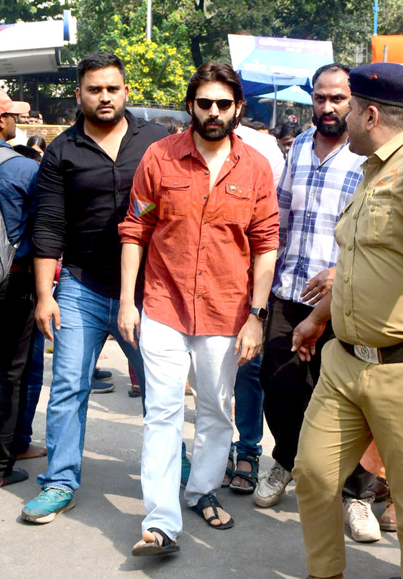 photos kartik aaryan visits siddhivinayak temple to seek blessings 3 3