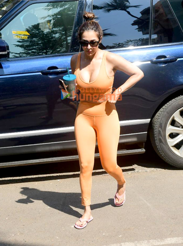 Photos: Malaika Arora snapped outside Diva Yoga in Bandra Photos: Malaika Arora snapped outside Diva Yoga in Bandra