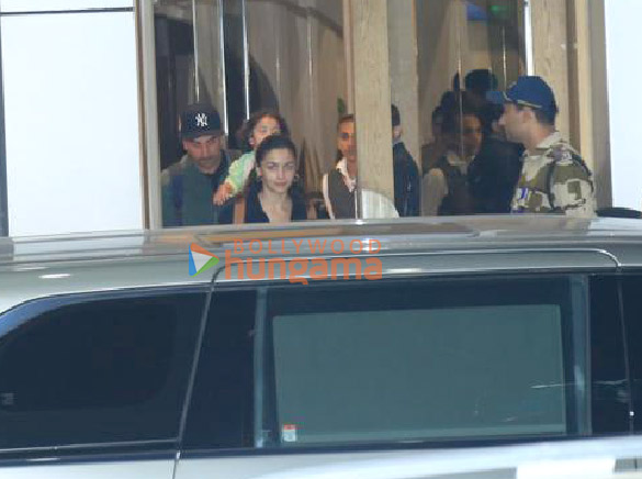 photos ranbir kapoor alia bhatt neetu singh and soni razdan snapped at kalina airport 5