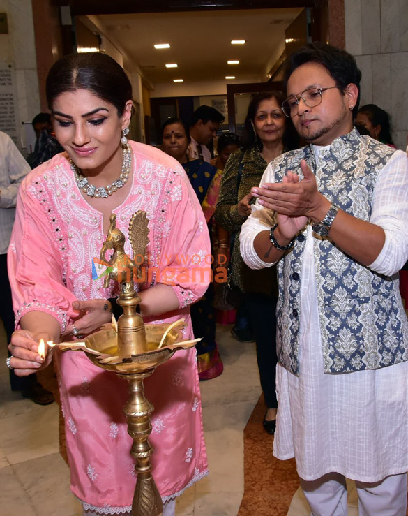 photos raveena tandon inaugurates vishal sablleys nayika at jehangir art gallery 5