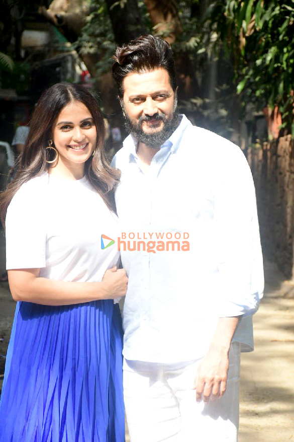 Photos: Riteish Deshmukh and Genelia Deshmukh snapped outside Krome studio in Bandra Photos: Riteish Deshmukh and Genelia Deshmukh snapped outside Krome studio in Bandra