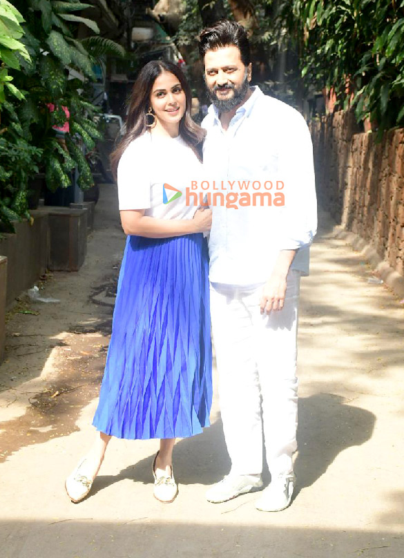 photos riteish deshmukh and genelia deshmukh snapped outside krome studio in bandra 4