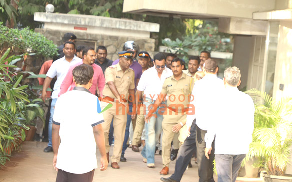 photos saif ali khan snapped returning home after attack 1
