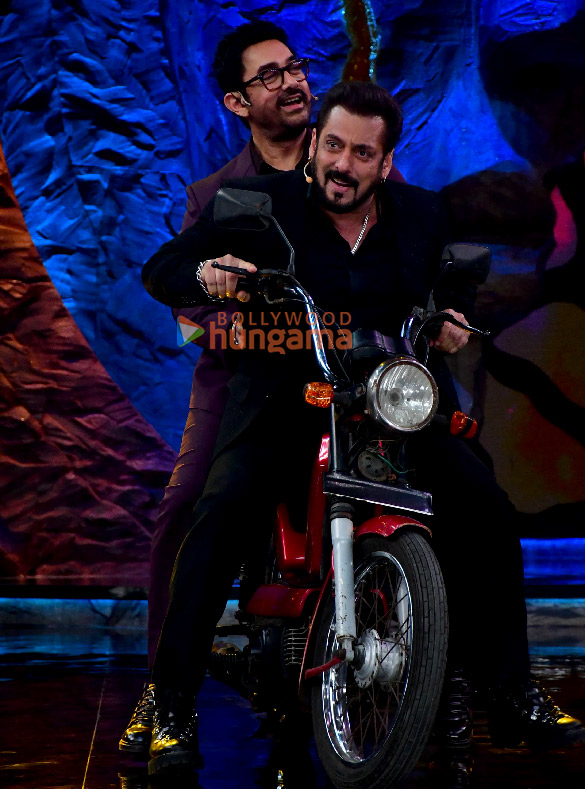 photos salman khan aamir khan and loveyapa actors junaid khan and khushi kapoor snapped at bigg boss 18 finale 5