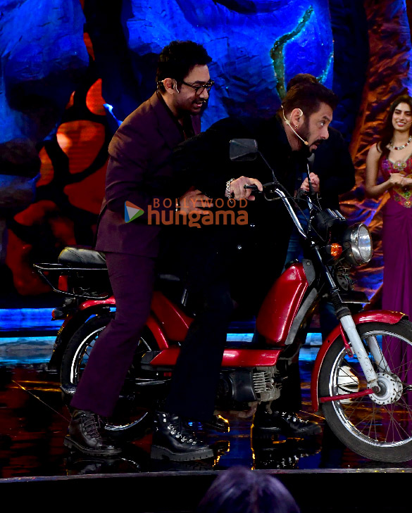 photos salman khan aamir khan and loveyapa actors junaid khan and khushi kapoor snapped at bigg boss 18 finale 8