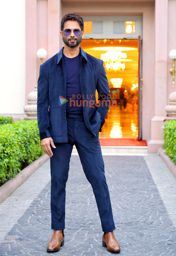 photos shahid kapoor and pooja hegde snapped promoting their film deva 1