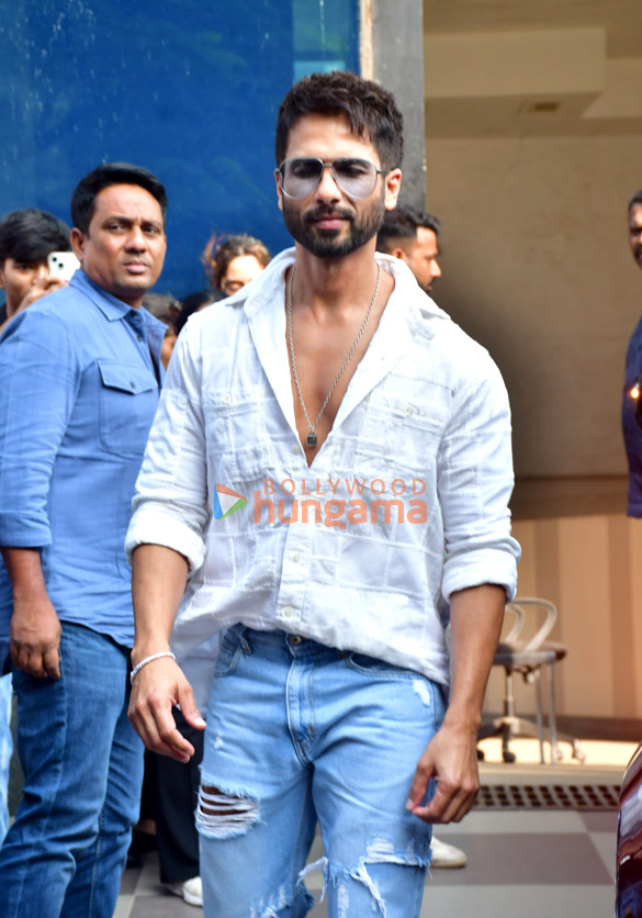 photos shahid kapoor snapped promoting deva 3