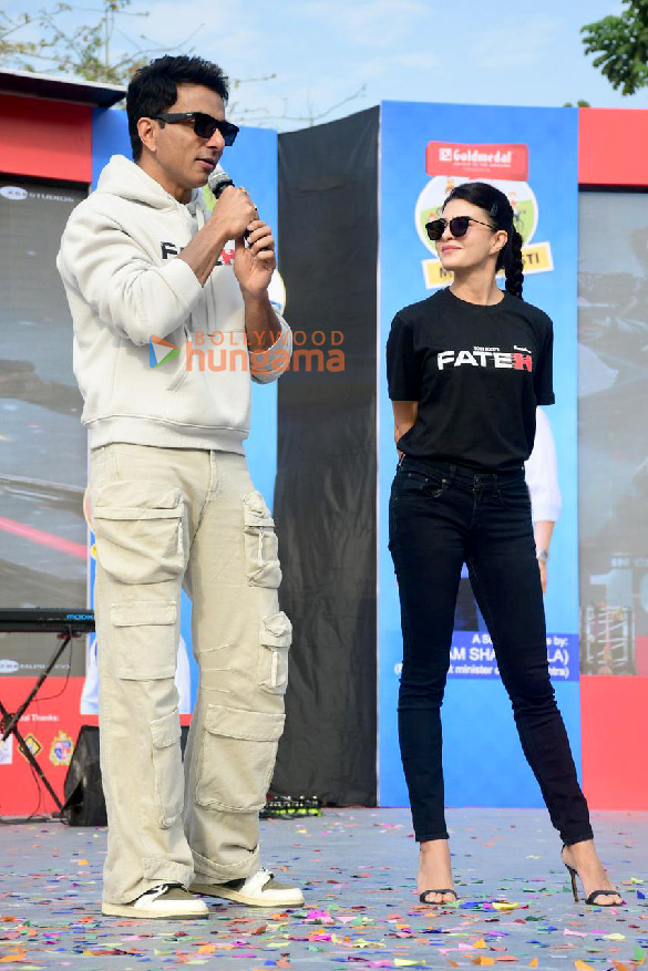 photos sonu sood and jacqueline fernandez attend malad masti by mla aslam shaikh 6