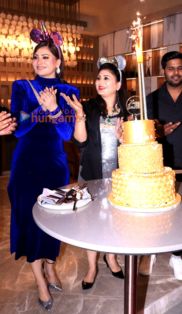 photos urvashi rautela celebrates her mothers birthday with media 3