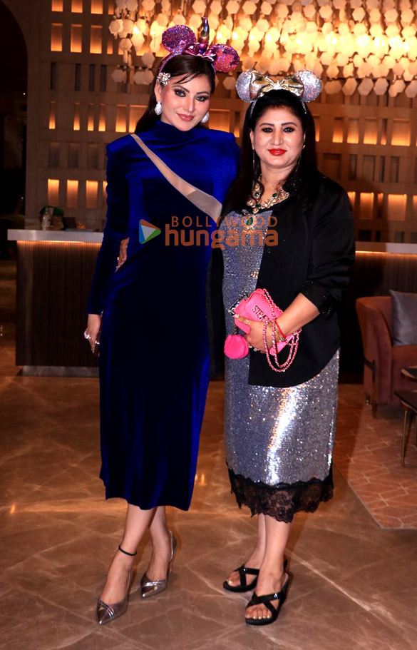 photos urvashi rautela celebrates her mothers birthday with media 4