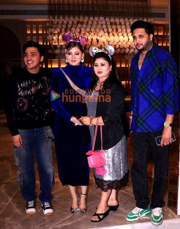 photos urvashi rautela celebrates her mothers birthday with media 5