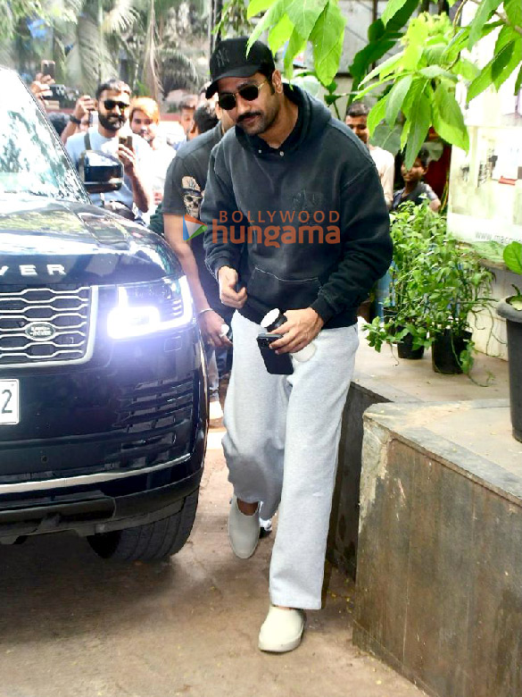photos vicky kaushal snapped at krome studio in bandra 3 2