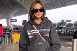 Sana Makbul smiles for the paps at the airport