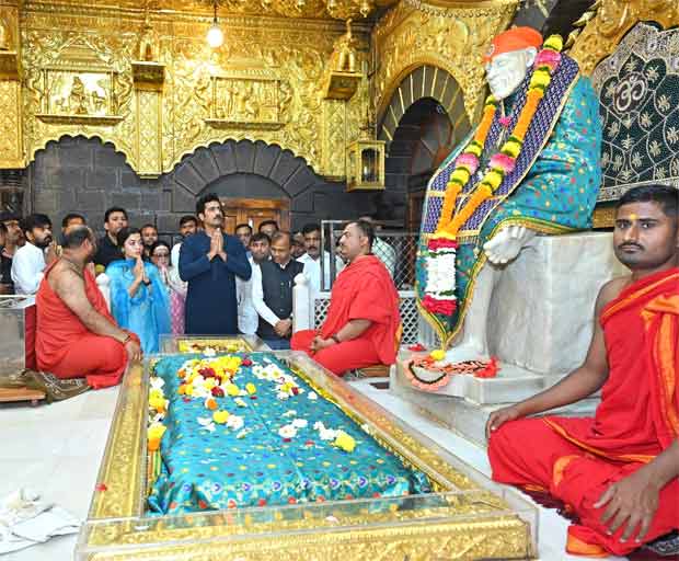 Vicky Kaushal, Rashmika Mandanna, Dinesh Vijan and Laxman Utekar seek blessings in Shirdi ahead of Chhaava release