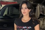 Janvhvi Kapoor printed her sisters photo on her tee, Khushi Kapoor is definetly blessed with the best sister