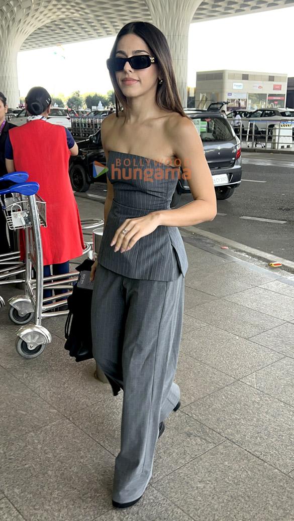 Photos: Alaya F, Ravi Kishan and Orhan Awatramani snapped at the airport Photos: Alaya F, Ravi Kishan and Orhan Awatramani snapped at the airport