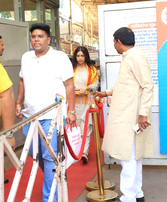 photos bhumi pednekar snapped at the siddhivinayak temple in mumbai 3