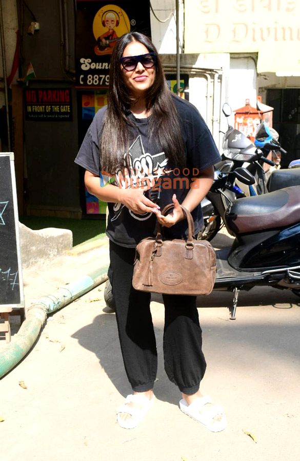 photos bipasha basu snapped outside a salon in khar 3